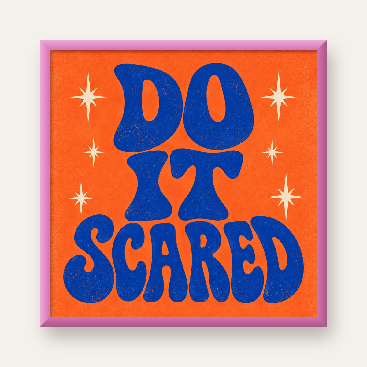 DO IT SCARED Cesaret Veren Retro Tipografi Poster — pembe çerçeveli