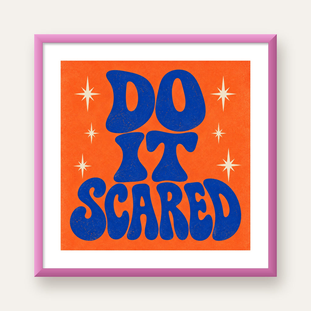 DO IT SCARED Cesaret Veren Retro Tipografi Poster — pembe çerçeveli paspartulu