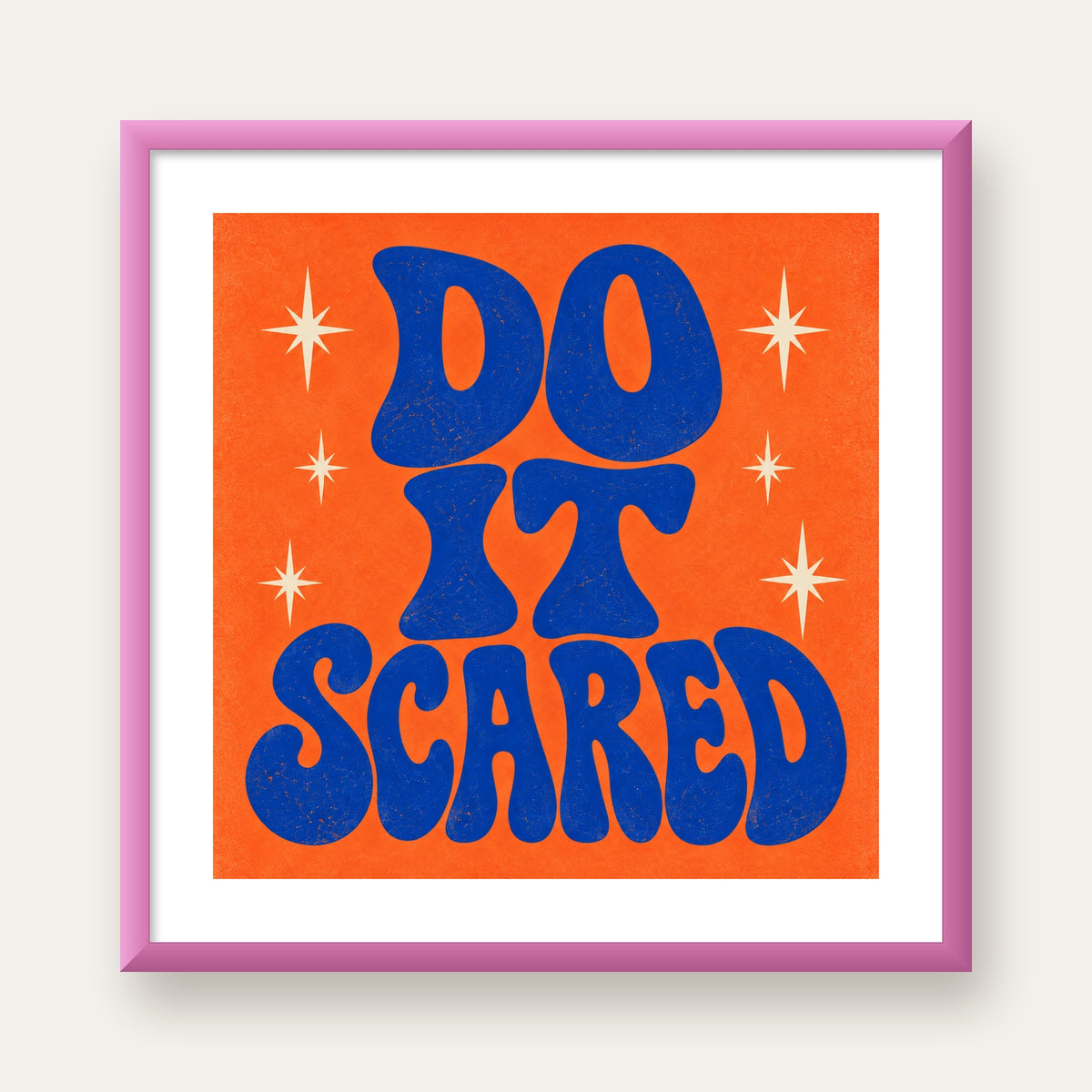 DO IT SCARED Cesaret Veren Retro Tipografi Poster — pembe çerçeveli paspartulu