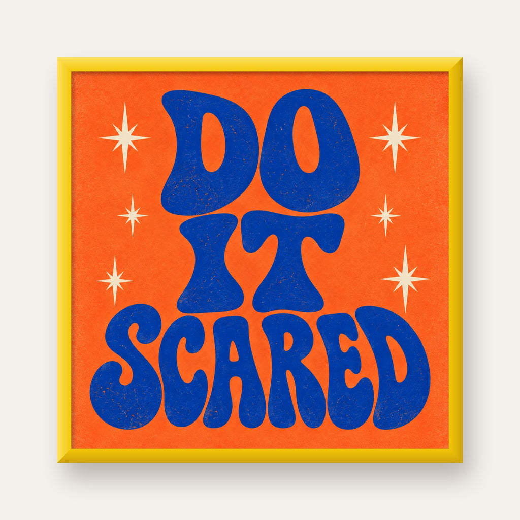 DO IT SCARED Cesaret Veren Retro Tipografi Poster — sarı çerçeveli