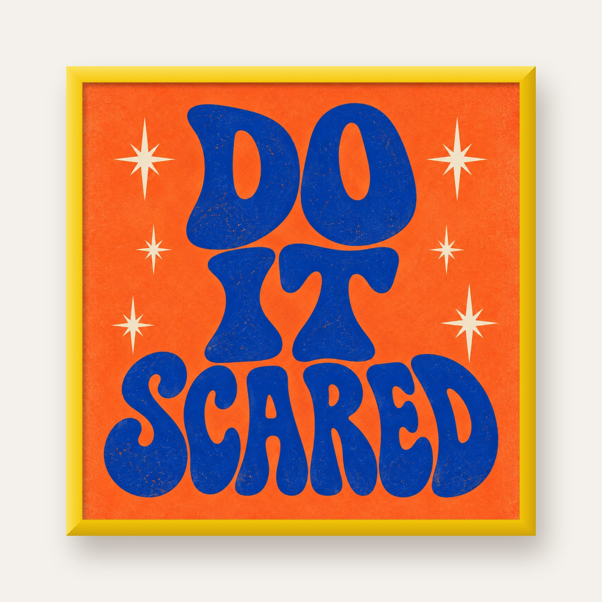 DO IT SCARED Cesaret Veren Retro Tipografi Poster — sarı çerçeveli