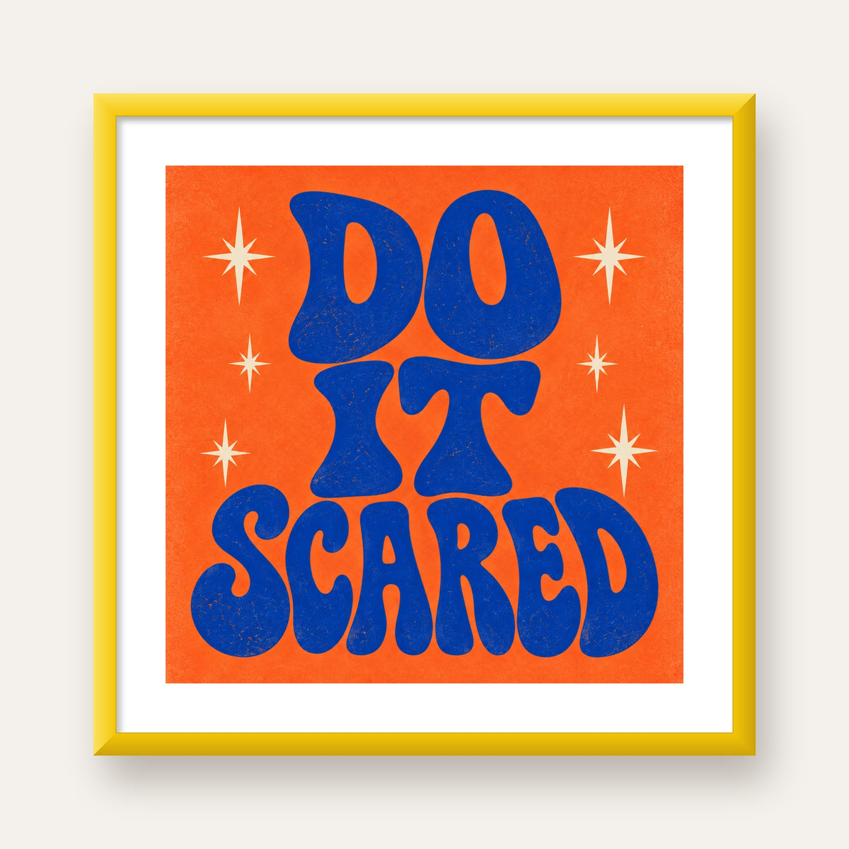 DO IT SCARED Cesaret Veren Retro Tipografi Poster — sarı çerçeveli paspartulu