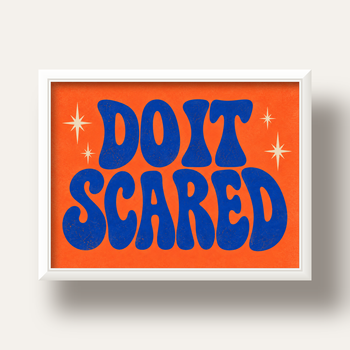 DO IT SCARED Cesaret Veren Retro Tipografi Poster — beyaz derin çerçeveli