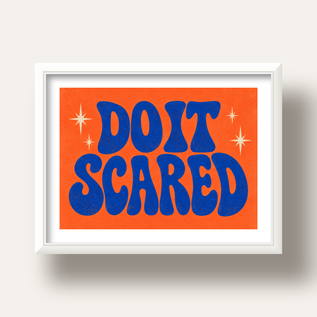 DO IT SCARED Cesaret Veren Retro Tipografi Poster — beyaz derin çerçeveli paspartulu