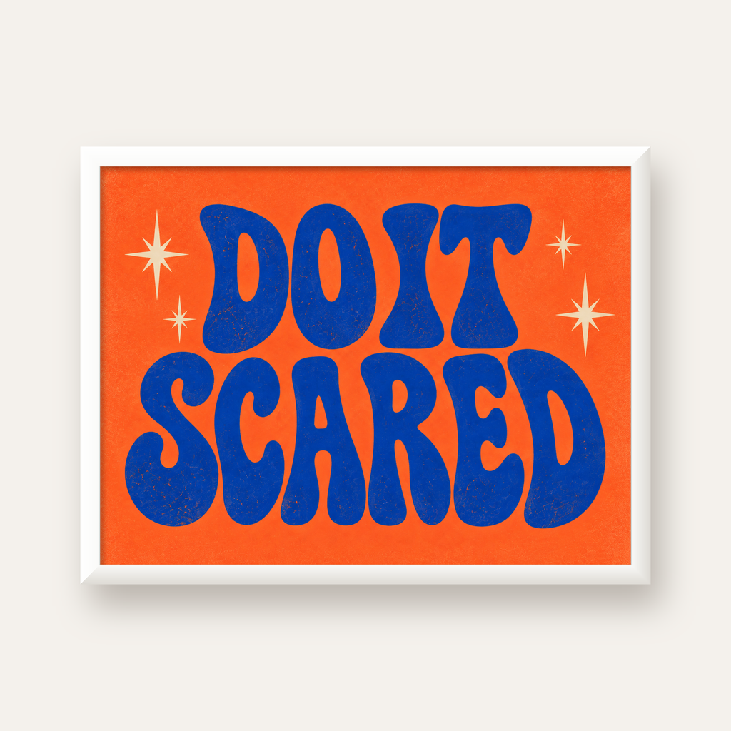 DO IT SCARED Cesaret Veren Retro Tipografi Poster — beyaz çerçeveli yatay poster