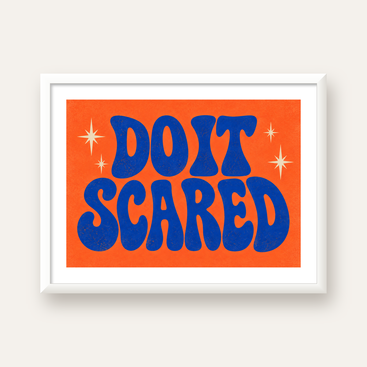 DO IT SCARED Cesaret Veren Retro Tipografi Poster — beyaz çerçeveli yatay poster