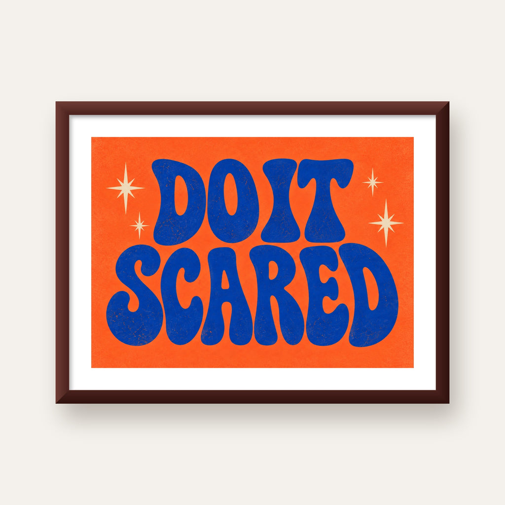 DO IT SCARED Cesaret Veren Retro Tipografi Poster — ceviz çerçeveli paspartulu