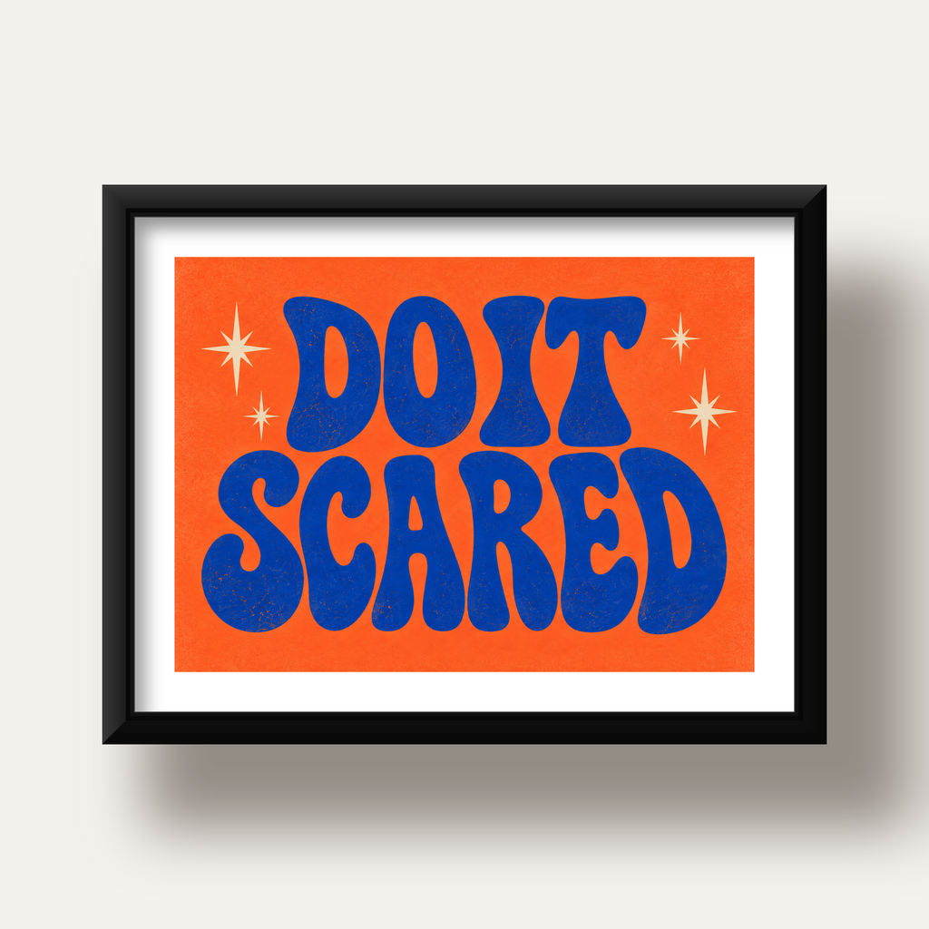 DO IT SCARED Cesaret Veren Retro Tipografi Poster — siyah derin çerçeveli paspartulu