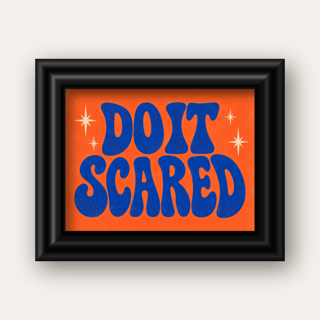 DO IT SCARED Cesaret Veren Retro Tipografi Poster — siyah galeri çerçeveli