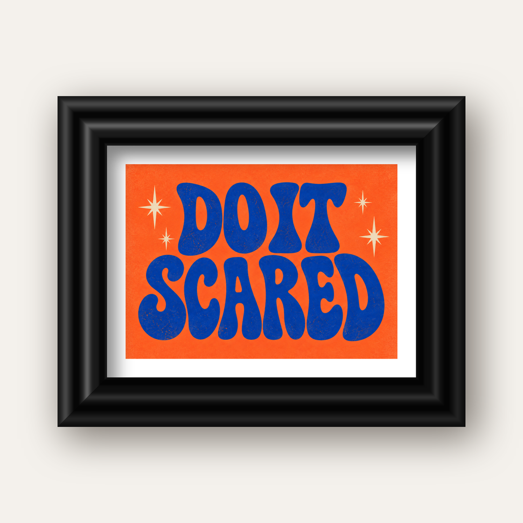 DO IT SCARED Cesaret Veren Retro Tipografi Poster — siyah galeri çerçeveli paspartulu