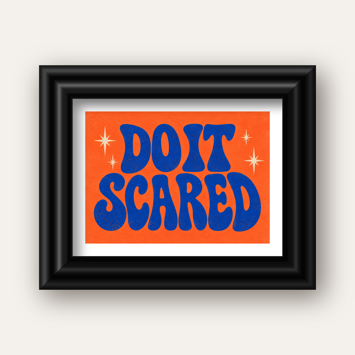 DO IT SCARED Cesaret Veren Retro Tipografi Poster — siyah galeri çerçeveli paspartulu