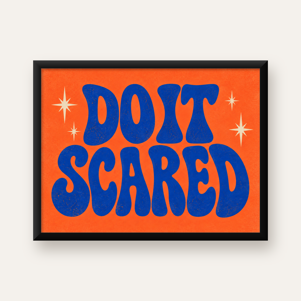 DO IT SCARED Cesaret Veren Retro Tipografi Poster — Yatay baskı, düz siyah çerçeveli duvar posteri