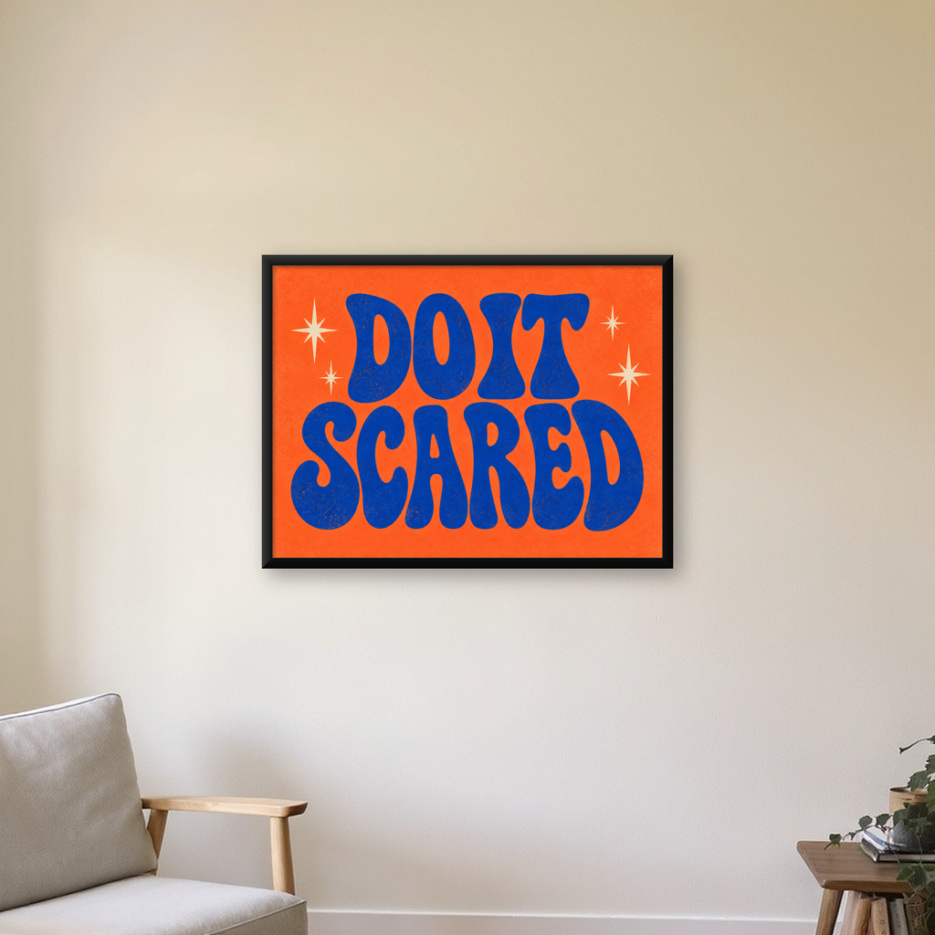 DO IT SCARED Cesaret Veren Retro Tipografi Poster — Yatay baskı, çerçeveli hâliyle bir ev duvarında