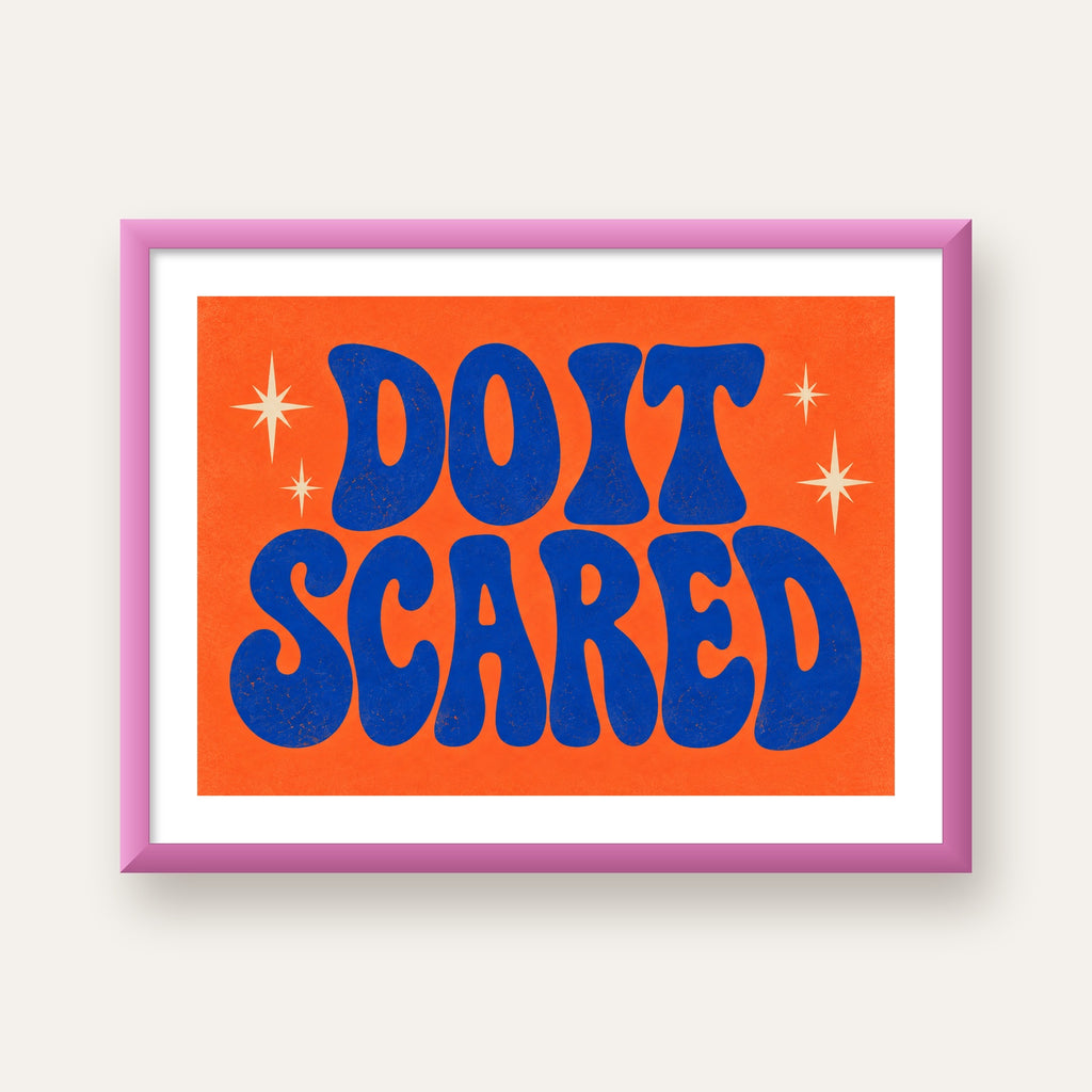DO IT SCARED Cesaret Veren Retro Tipografi Poster — pembe çerçeveli paspartulu
