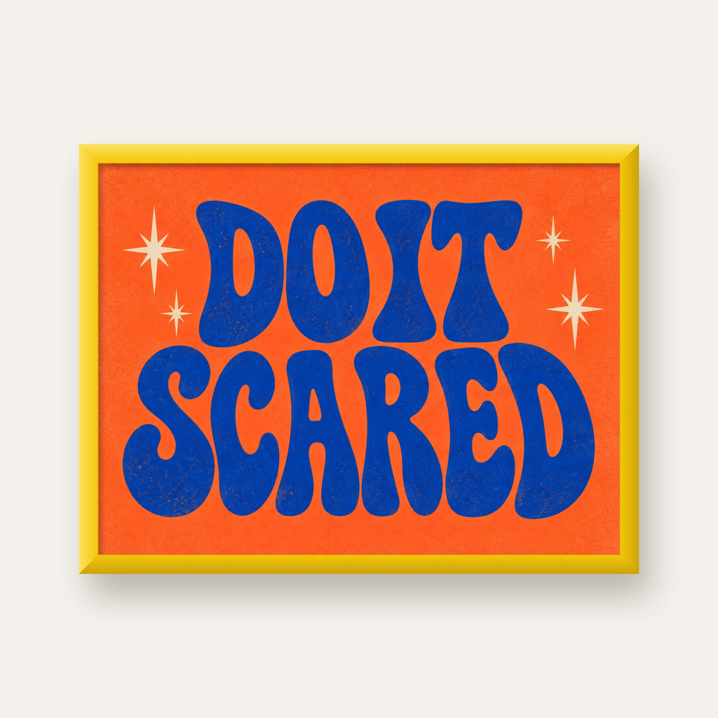 DO IT SCARED Cesaret Veren Retro Tipografi Poster — sarı çerçeveli