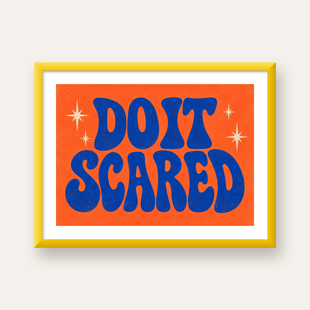 DO IT SCARED Cesaret Veren Retro Tipografi Poster — sarı çerçeveli paspartulu