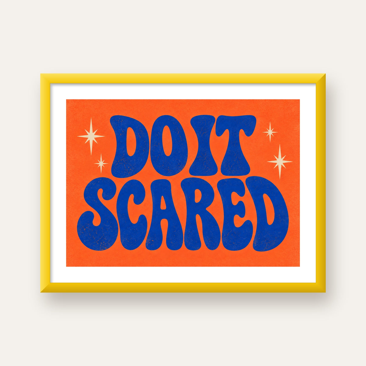 DO IT SCARED Cesaret Veren Retro Tipografi Poster — sarı çerçeveli paspartulu