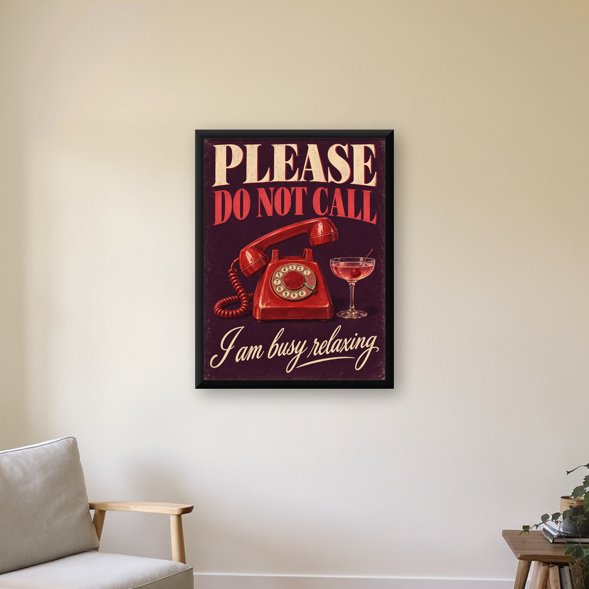 Retro Telefon ve Kokteyl Desenli Poster – Modern Duvar Sanatı — Dikey baskı, çerçeveli hâliyle bir ev duvarında