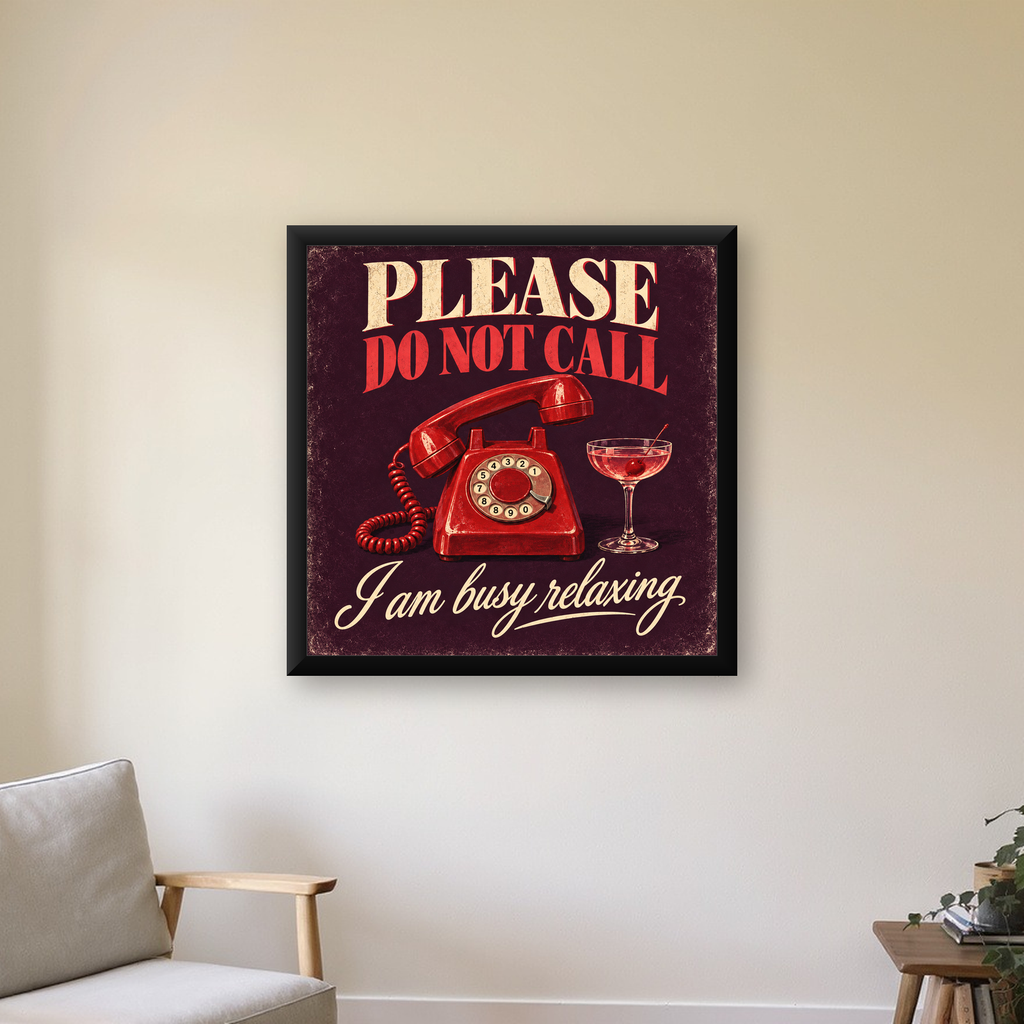 Retro Telefon ve Kokteyl Desenli Poster – Modern Duvar Sanatı — Kare baskı, çerçeveli hâliyle bir ev duvarında