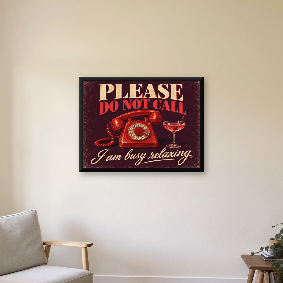 Retro Telefon ve Kokteyl Desenli Poster – Modern Duvar Sanatı — Yatay baskı, çerçeveli hâliyle bir ev duvarında