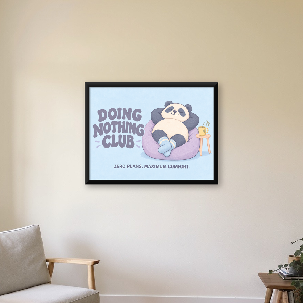 Rahatlayan Panda: Dijital İllüstrasyon Poster Baskı — Yatay baskı, çerçeveli hâliyle bir ev duvarında