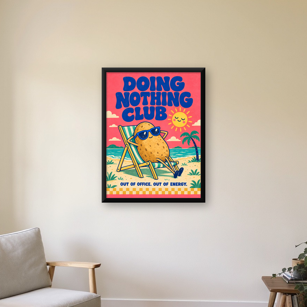 Tembel Patates Tatil Kulübü Renkli Poster – Eğlenceli Duvar Dekoru — Dikey baskı, çerçeveli hâliyle bir ev duvarında