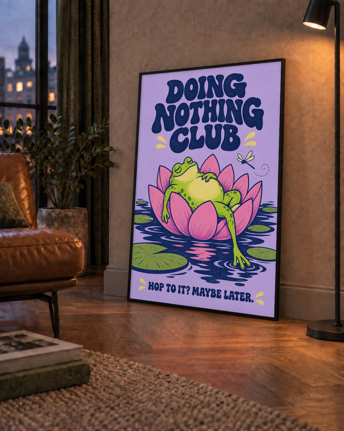 Doing Nothing Club Kurbağa Dekoratif Poster - Renkli İllüstrasyon — çerçeveli hâliyle bir ev duvarında