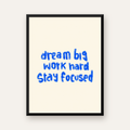 Dream Big Work Hard Poster – İlham Verici Modern Duvar Yazısı — Dikey baskı, düz siyah çerçeveli duvar posteri
