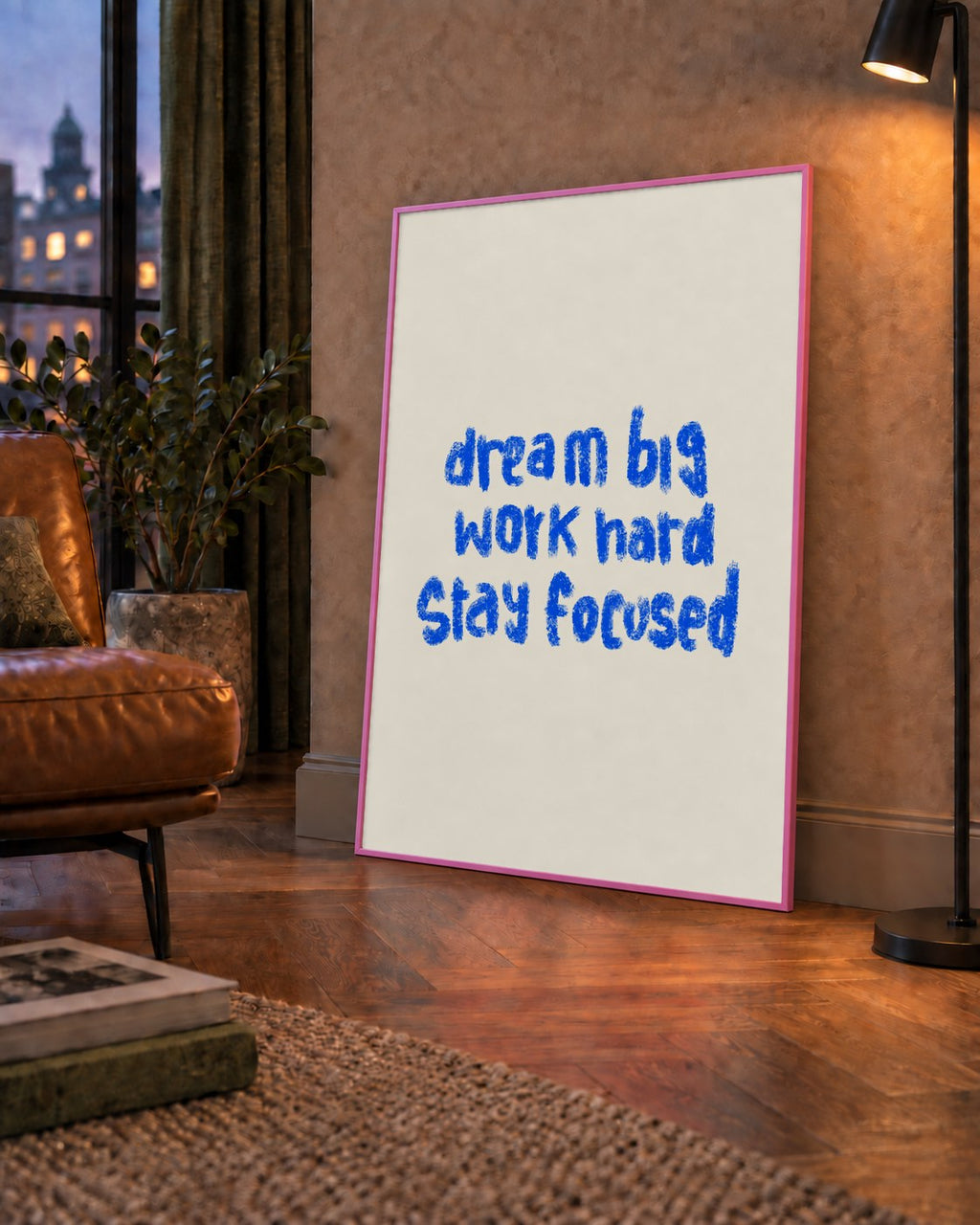 Dream Big Work Hard Poster – İlham Verici Modern Duvar Yazısı — çerçeveli hâliyle bir ev duvarında