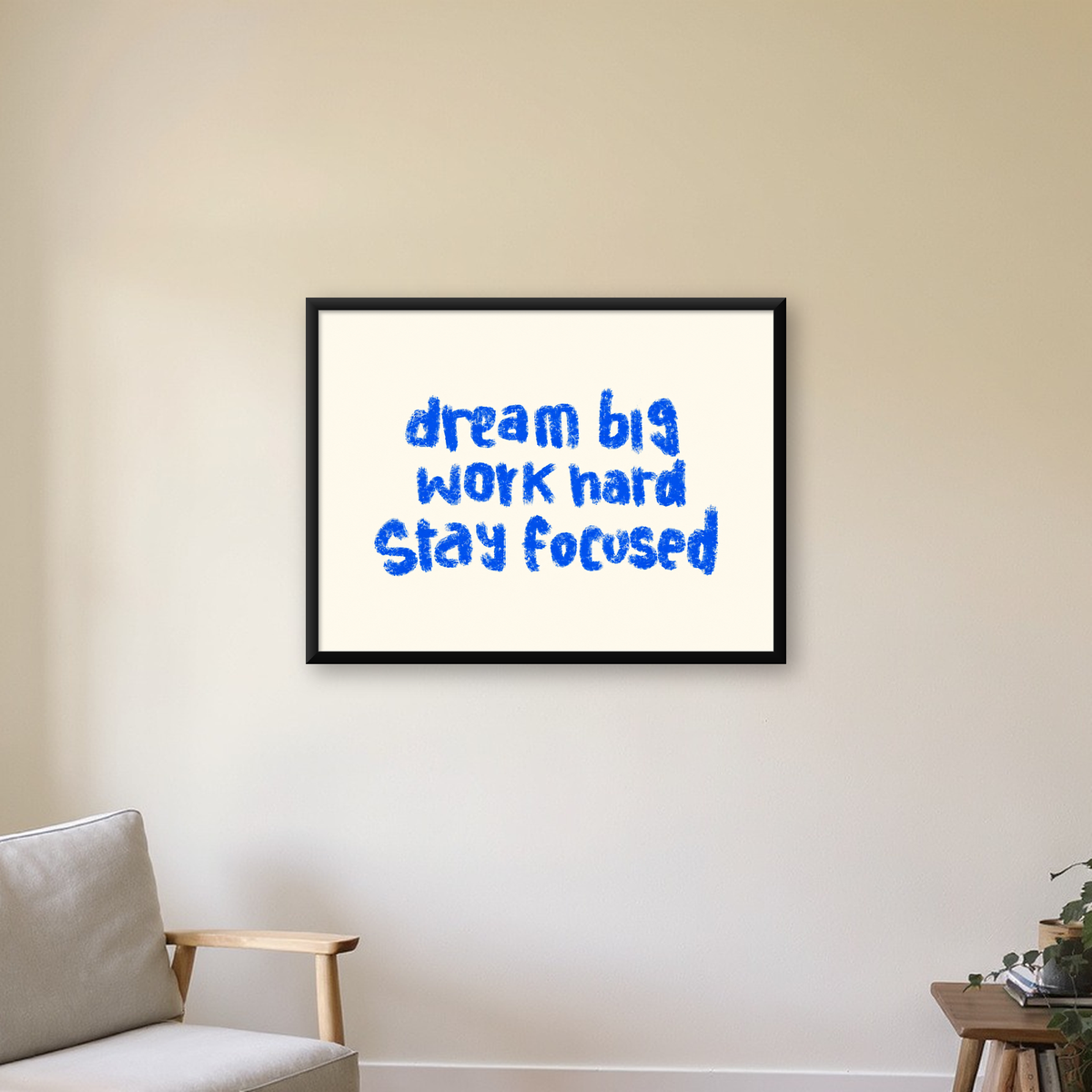 Dream Big Work Hard Poster – İlham Verici Modern Duvar Yazısı — Yatay baskı, çerçeveli hâliyle bir ev duvarında