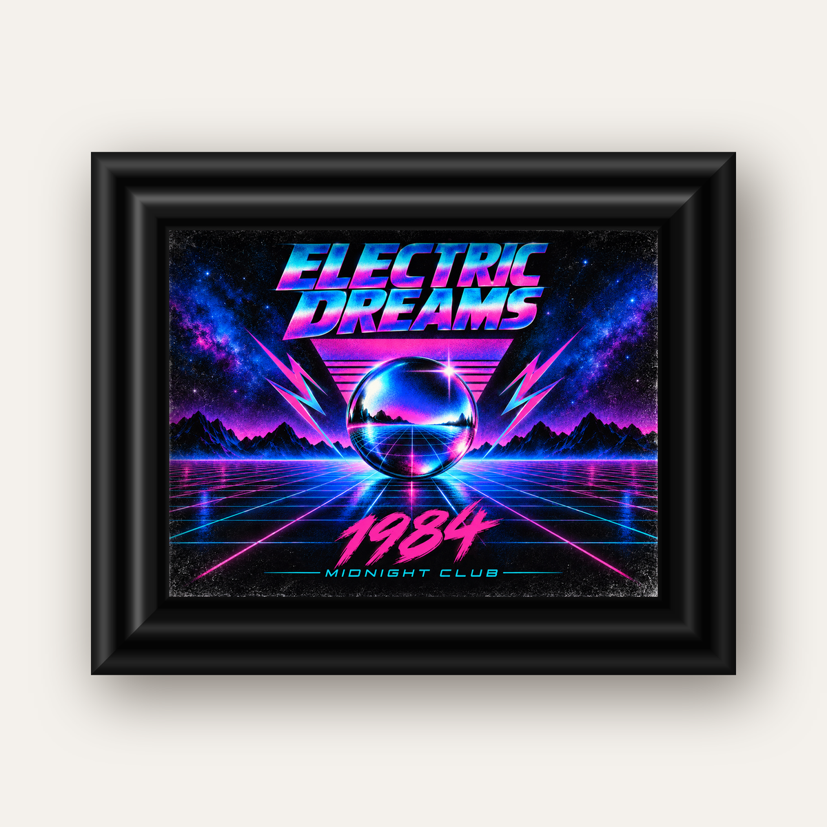 Retro Fütüristik Synthwave Afişi – Electric Dreams 1984 — siyah galeri çerçeveli
