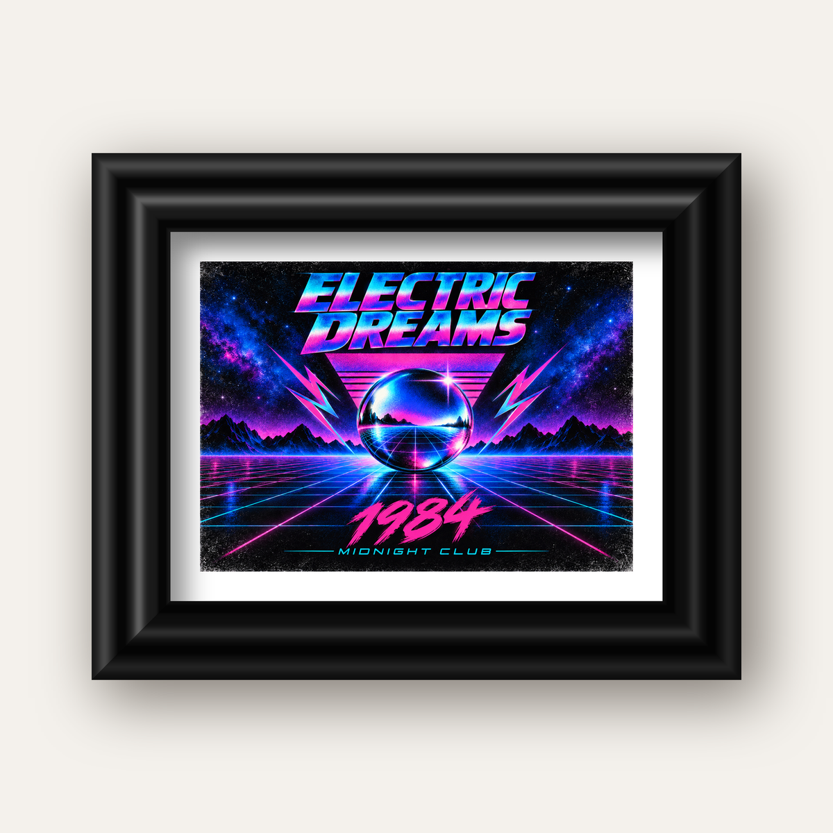 Retro Fütüristik Synthwave Afişi – Electric Dreams 1984 — siyah galeri çerçeveli paspartulu