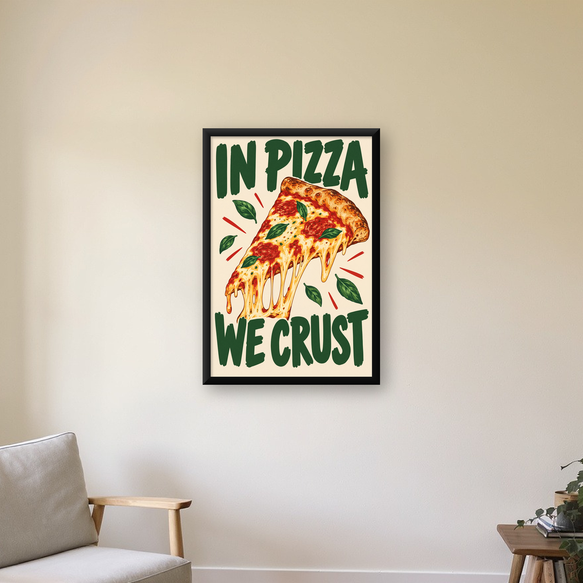 Esprili Pizza Poster – IN PIZZA WE CRUST Sanat Baskısı — çerçeveli hâliyle bir ev duvarında
