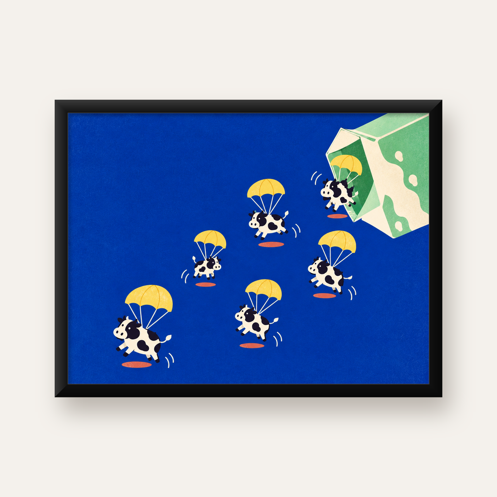 Paraşütlü İnekler ve Süt Kutusu Renkli Mizahi Poster — Yatay baskı, düz siyah çerçeveli duvar posteri