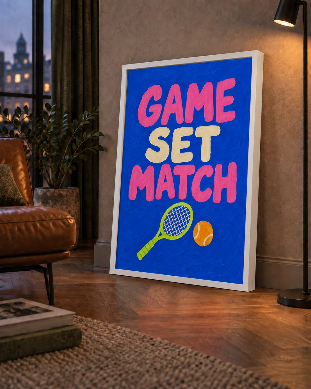 GAME SET MATCH Tipografi Tenis Temalı Canlı Poster — çerçeveli hâliyle bir ev duvarında