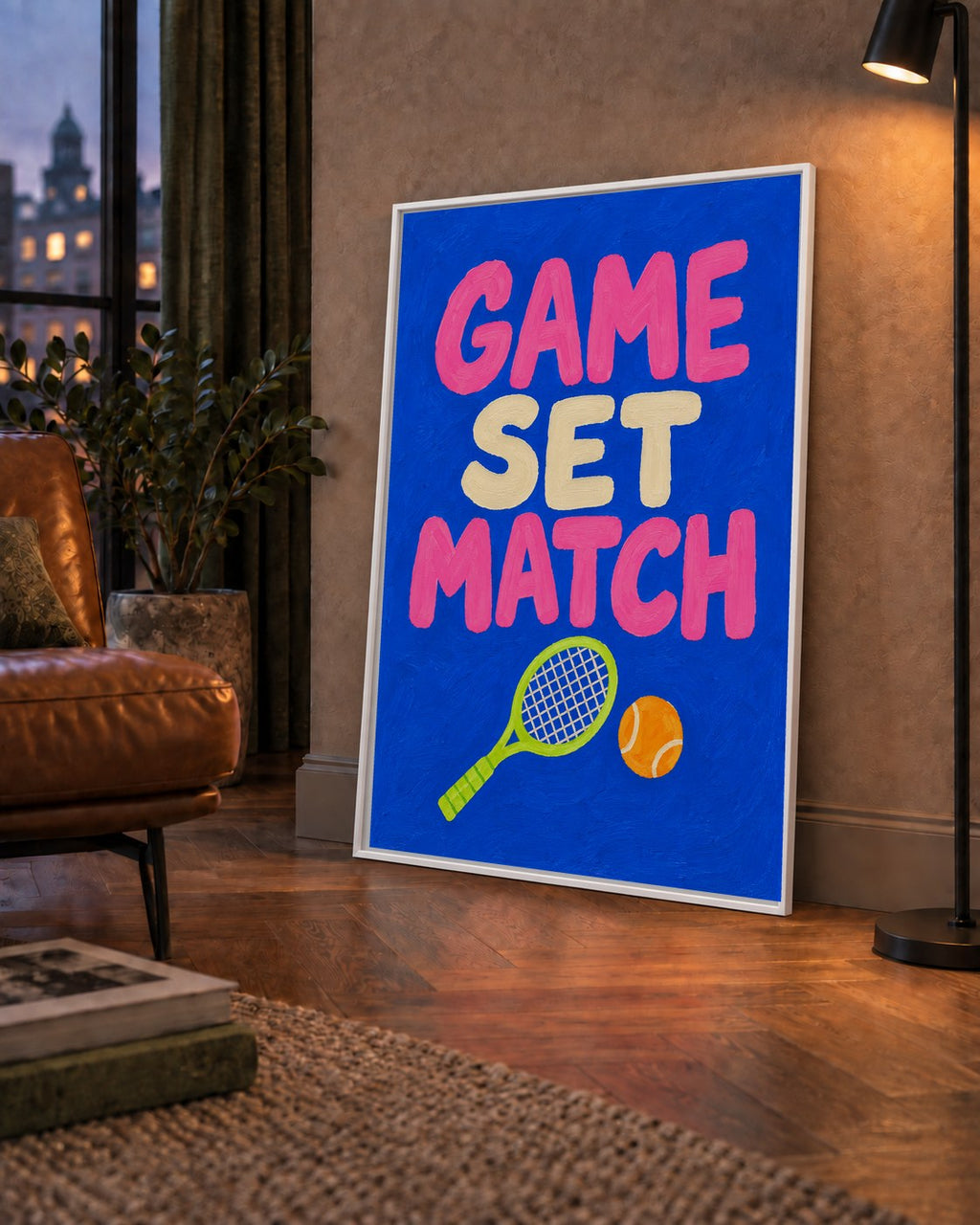 GAME SET MATCH Tipografi Tenis Temalı Canlı Poster — çerçeveli hâliyle bir ev duvarında