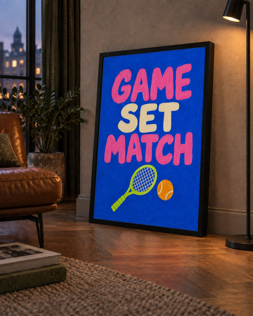 GAME SET MATCH Tipografi Tenis Temalı Canlı Poster — çerçeveli hâliyle bir ev duvarında