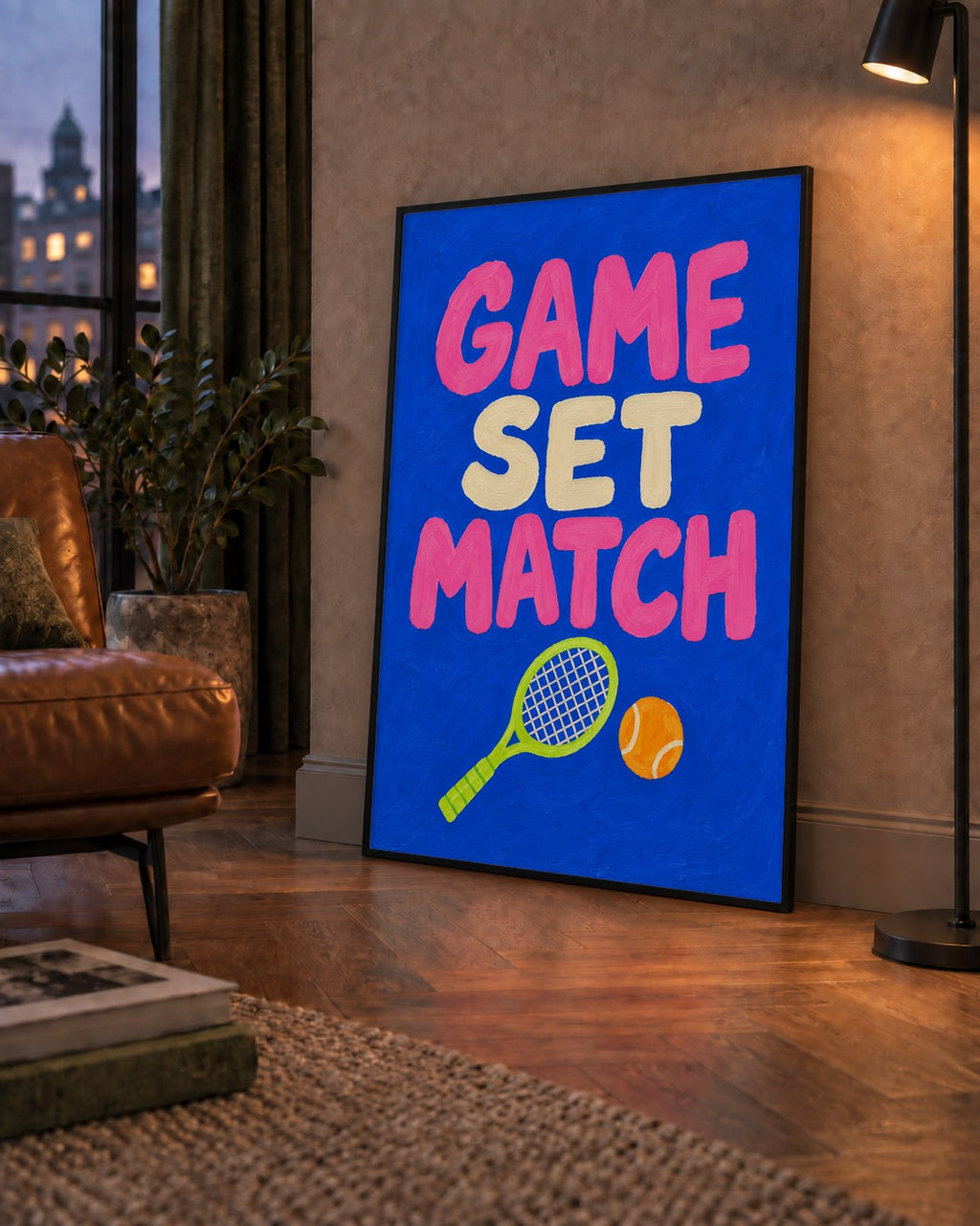 GAME SET MATCH Tipografi Tenis Temalı Canlı Poster — çerçeveli hâliyle bir ev duvarında