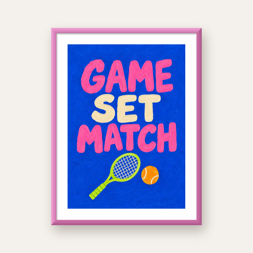 GAME SET MATCH Tipografi Tenis Temalı Canlı Poster — pembe çerçeveli paspartulu