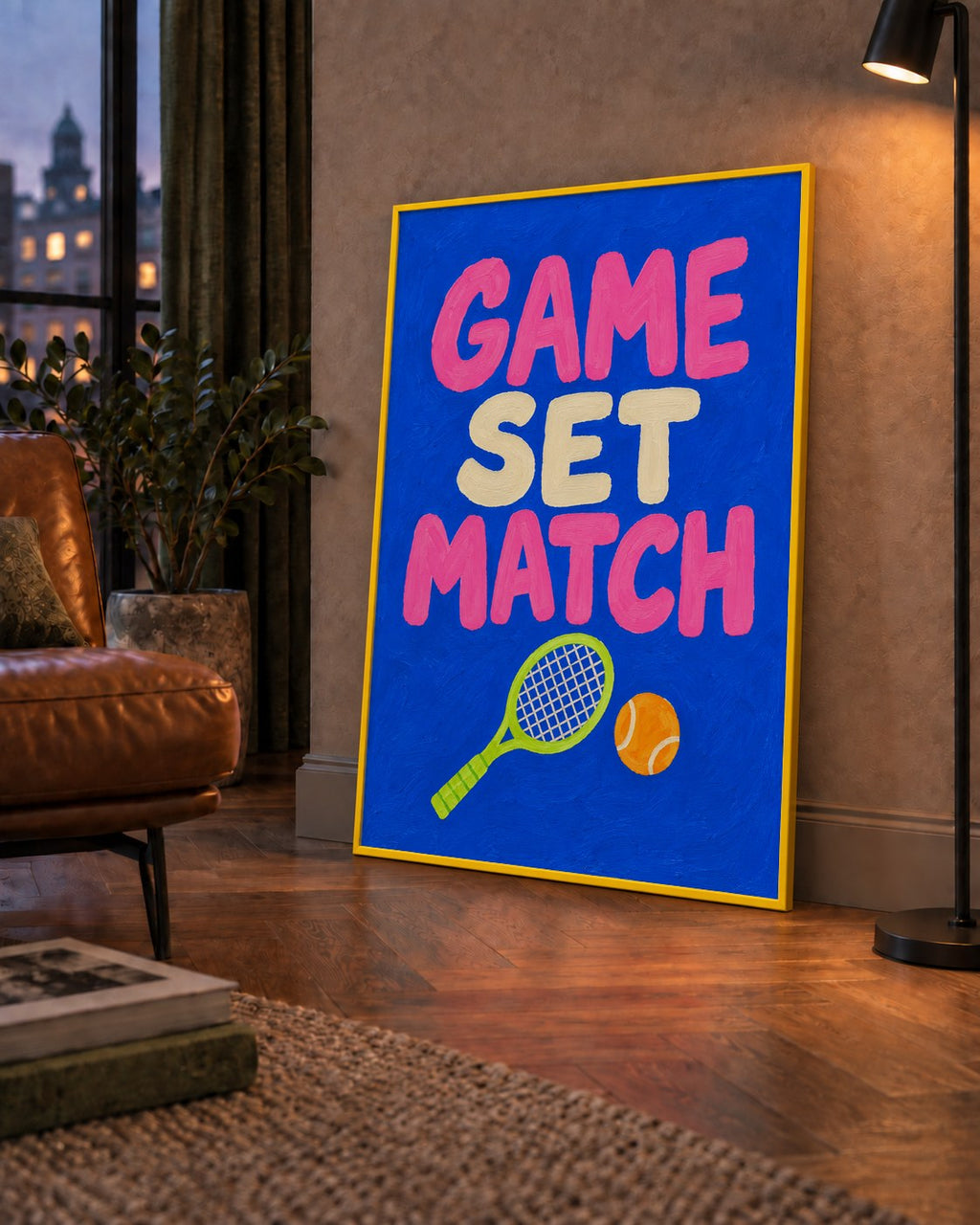 GAME SET MATCH Tipografi Tenis Temalı Canlı Poster — çerçeveli hâliyle bir ev duvarında