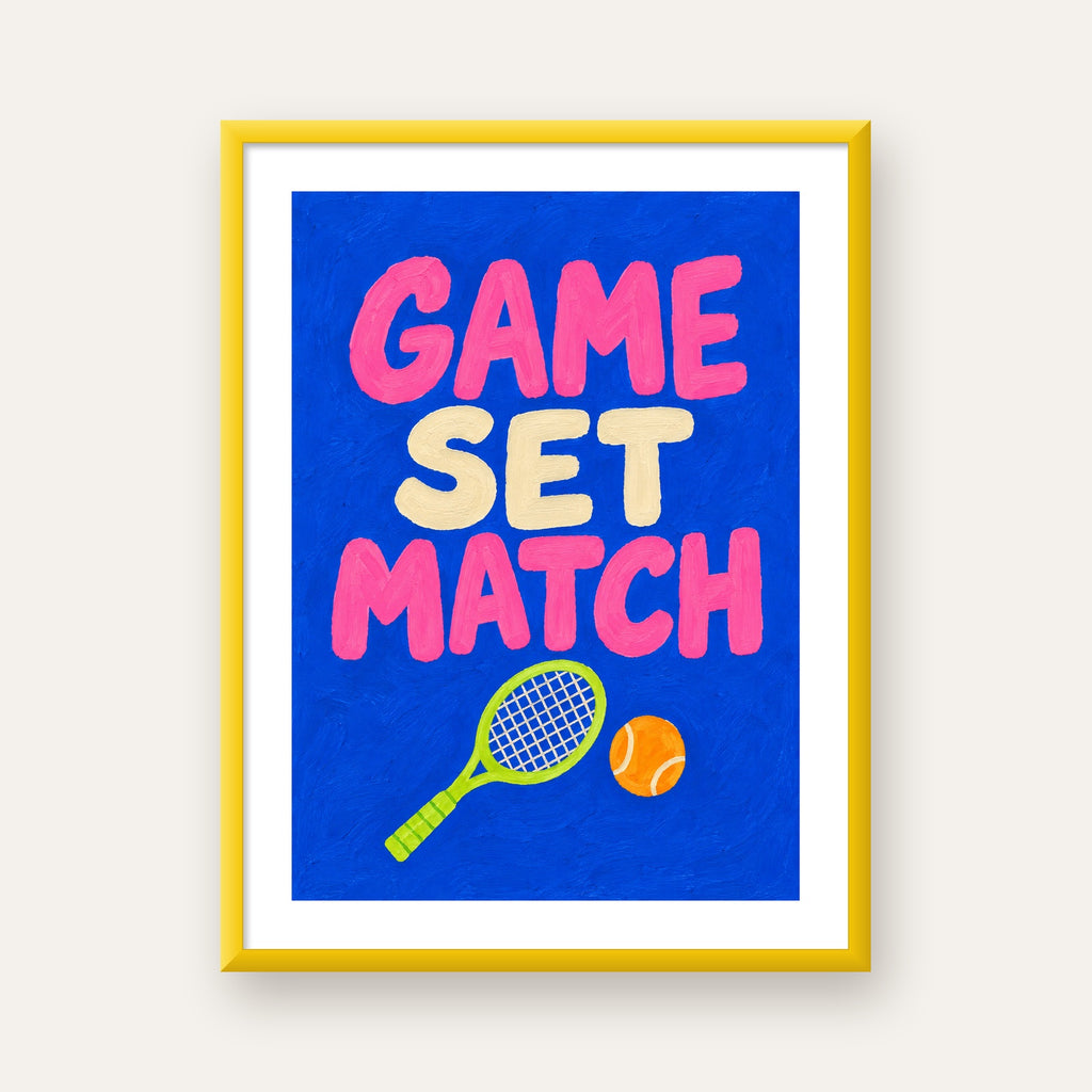GAME SET MATCH Tipografi Tenis Temalı Canlı Poster — sarı çerçeveli paspartulu