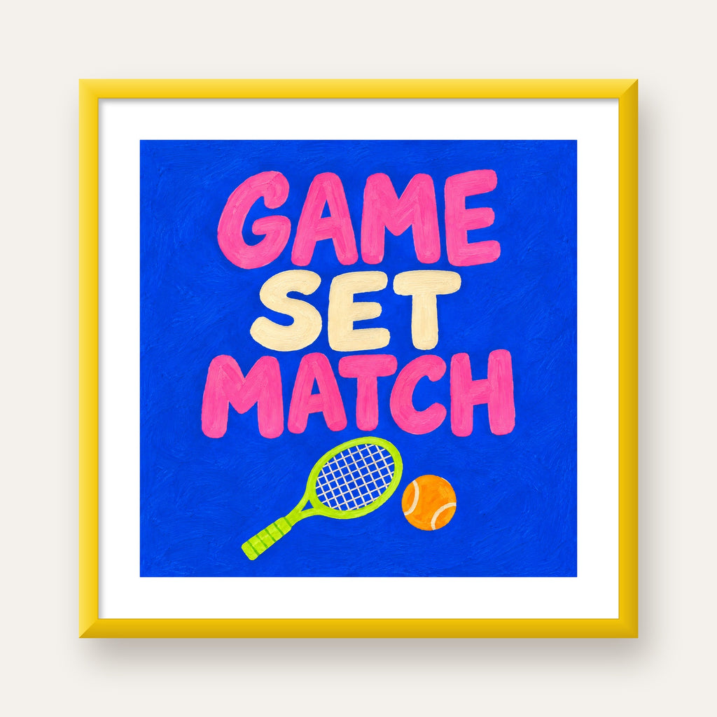 GAME SET MATCH Tipografi Tenis Temalı Canlı Poster — sarı çerçeveli paspartulu