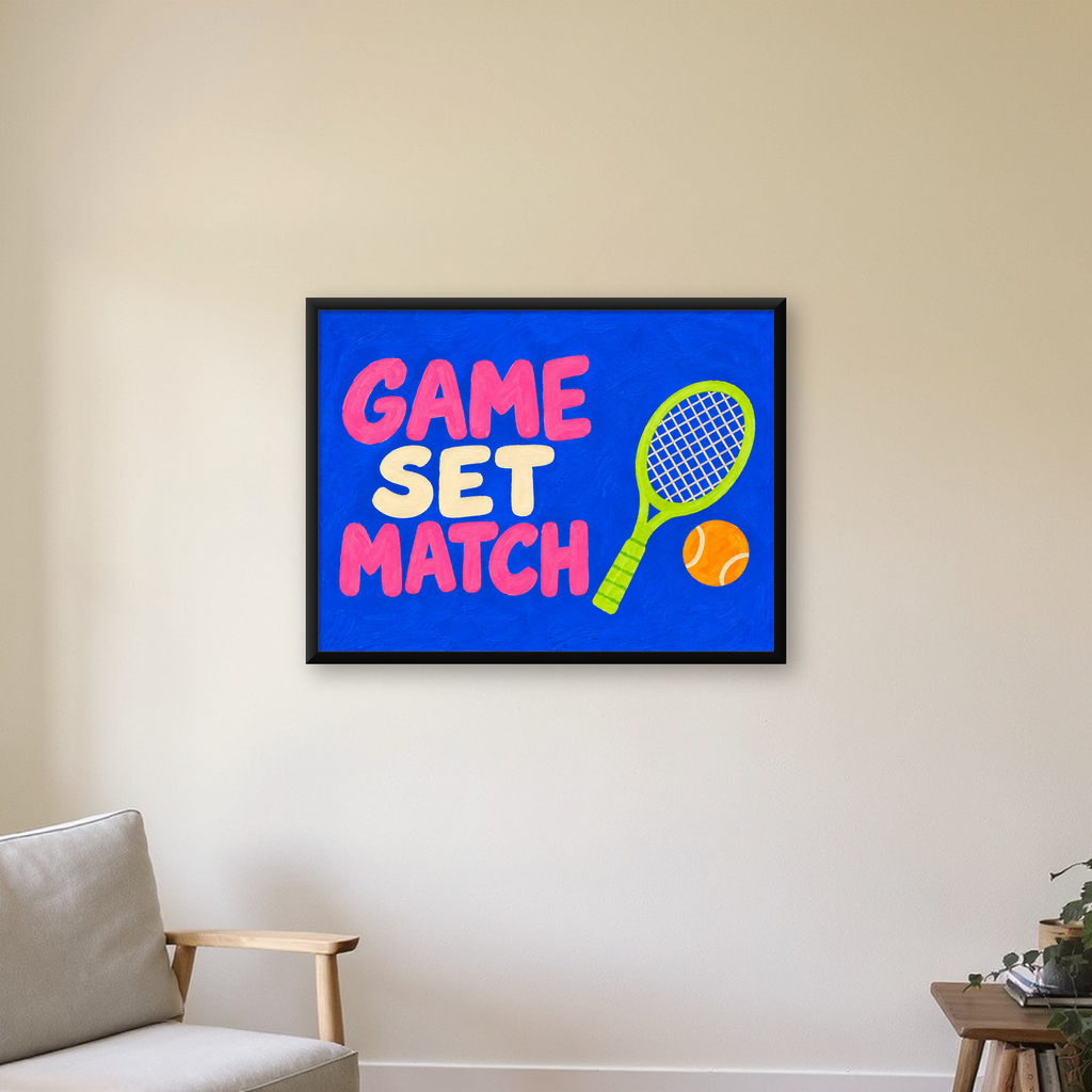 GAME SET MATCH Tipografi Tenis Temalı Canlı Poster — Yatay baskı, çerçeveli hâliyle bir ev duvarında