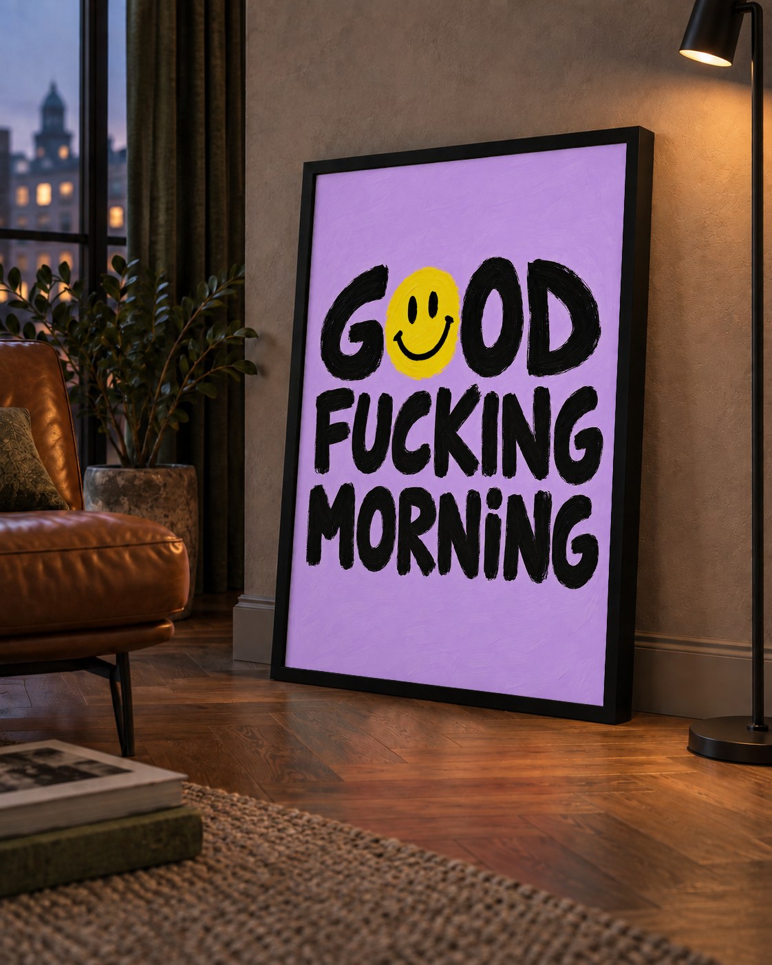 Good Fucking Morning Mizahi Poster – Mor & Sarı Dekor Baskı — çerçeveli hâliyle bir ev duvarında