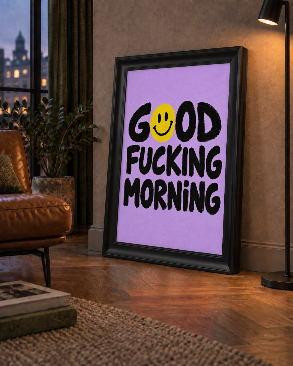 Good Fucking Morning Mizahi Poster – Mor & Sarı Dekor Baskı — çerçeveli hâliyle bir ev duvarında