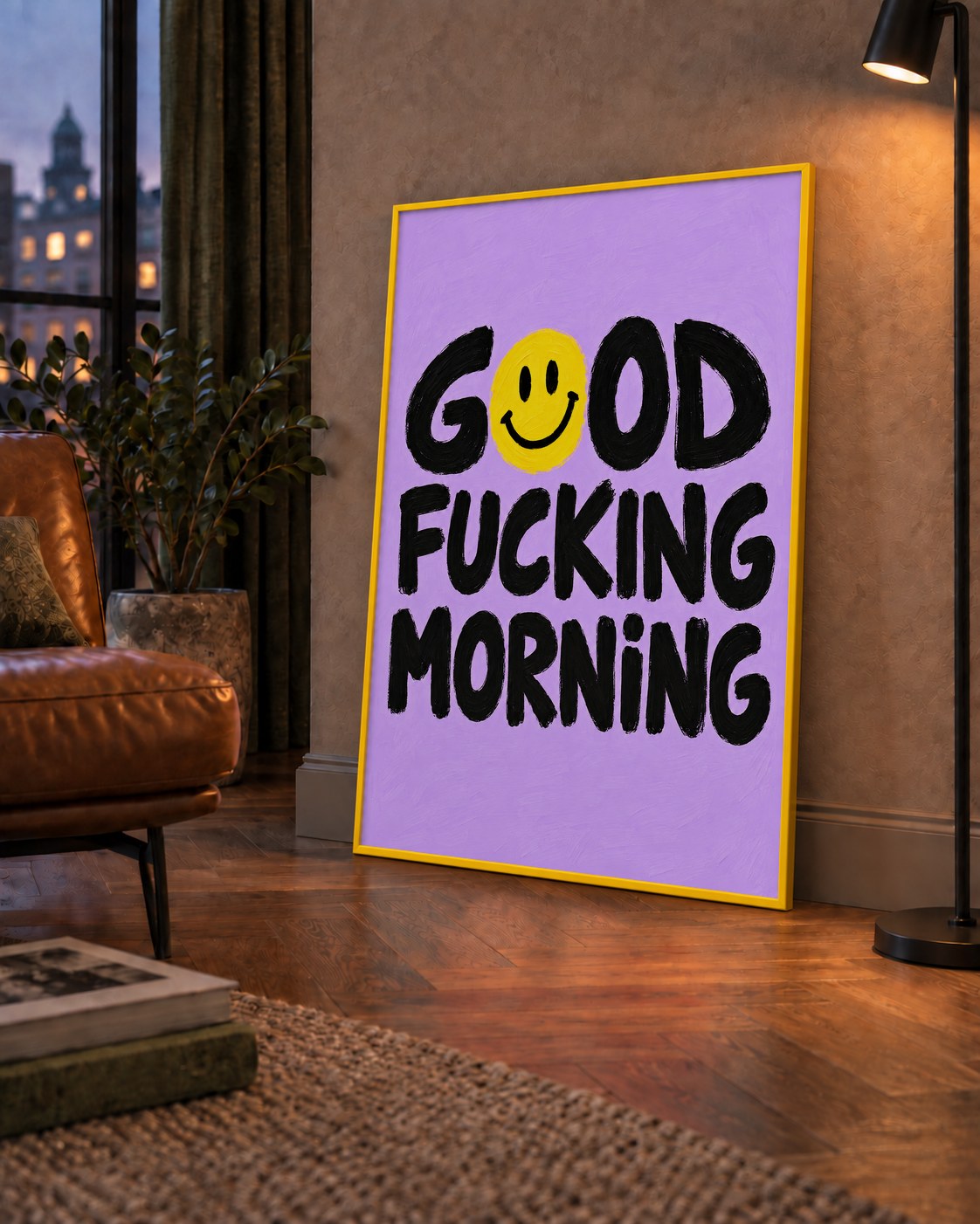 Good Fucking Morning Mizahi Poster – Mor & Sarı Dekor Baskı — çerçeveli hâliyle bir ev duvarında
