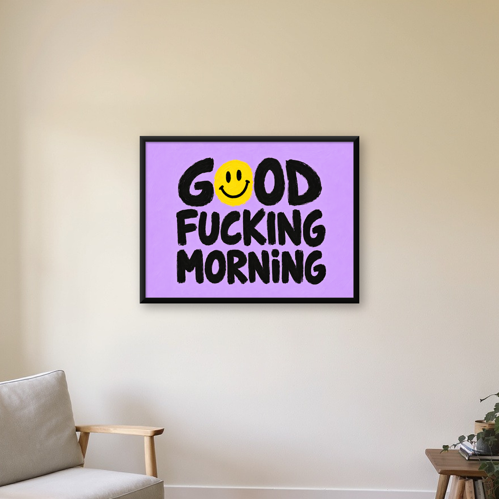 Good Fucking Morning Mizahi Poster – Mor & Sarı Dekor Baskı — Yatay baskı, çerçeveli hâliyle bir ev duvarında