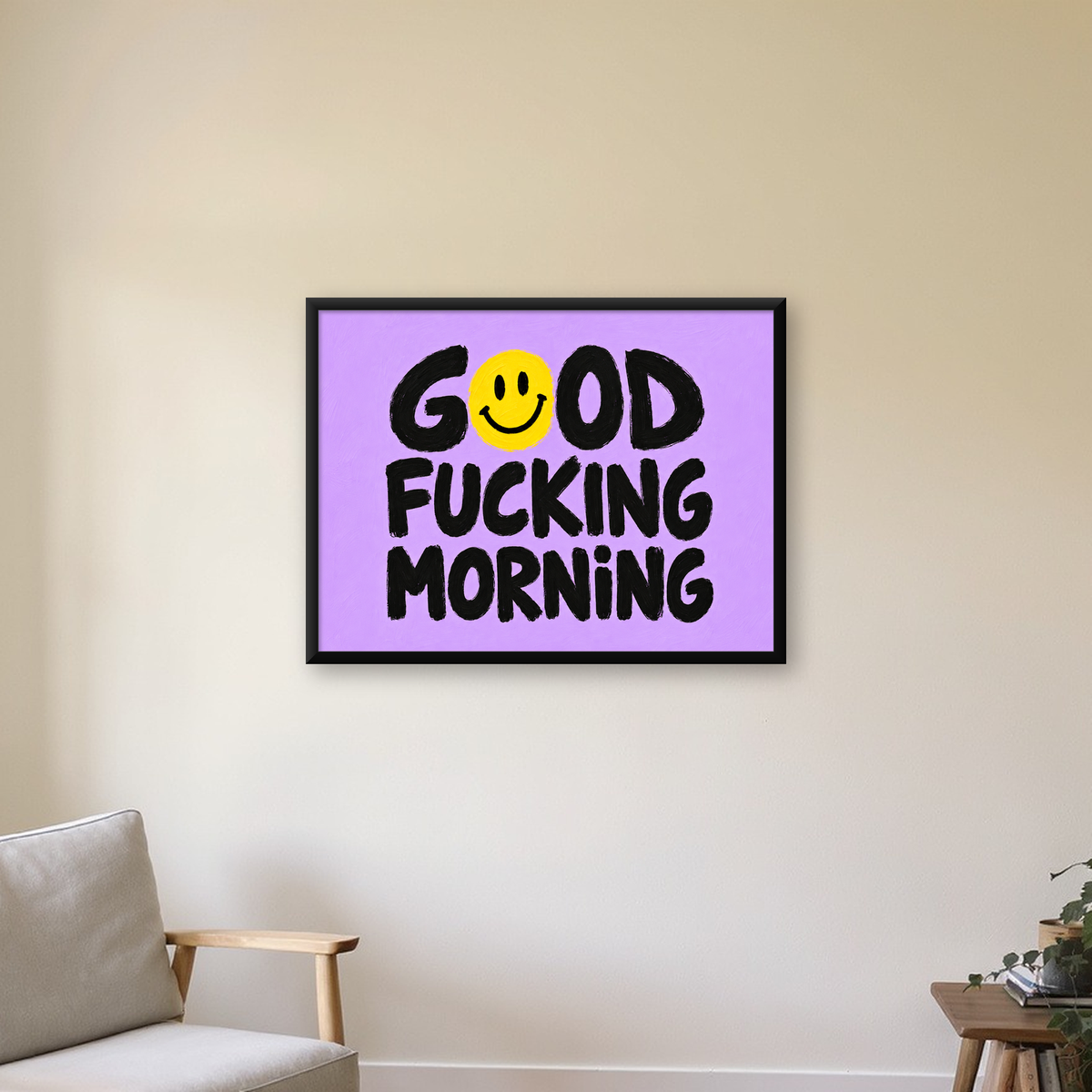 Good Fucking Morning Mizahi Poster – Mor & Sarı Dekor Baskı — Yatay baskı, çerçeveli hâliyle bir ev duvarında
