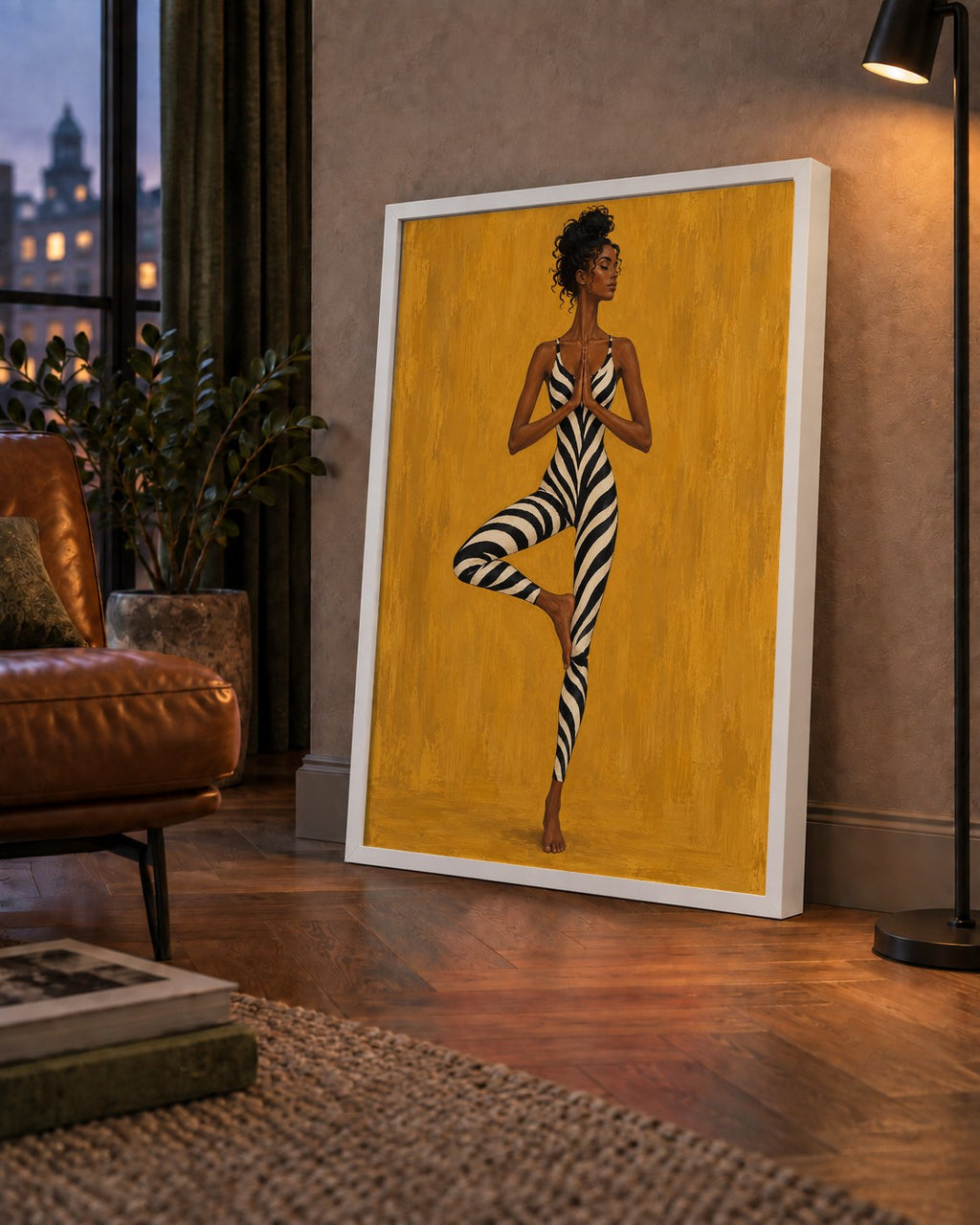 Hardal Sarısı Zebra Desenli Ağaç Pozu Yoga Poster — çerçeveli hâliyle bir ev duvarında
