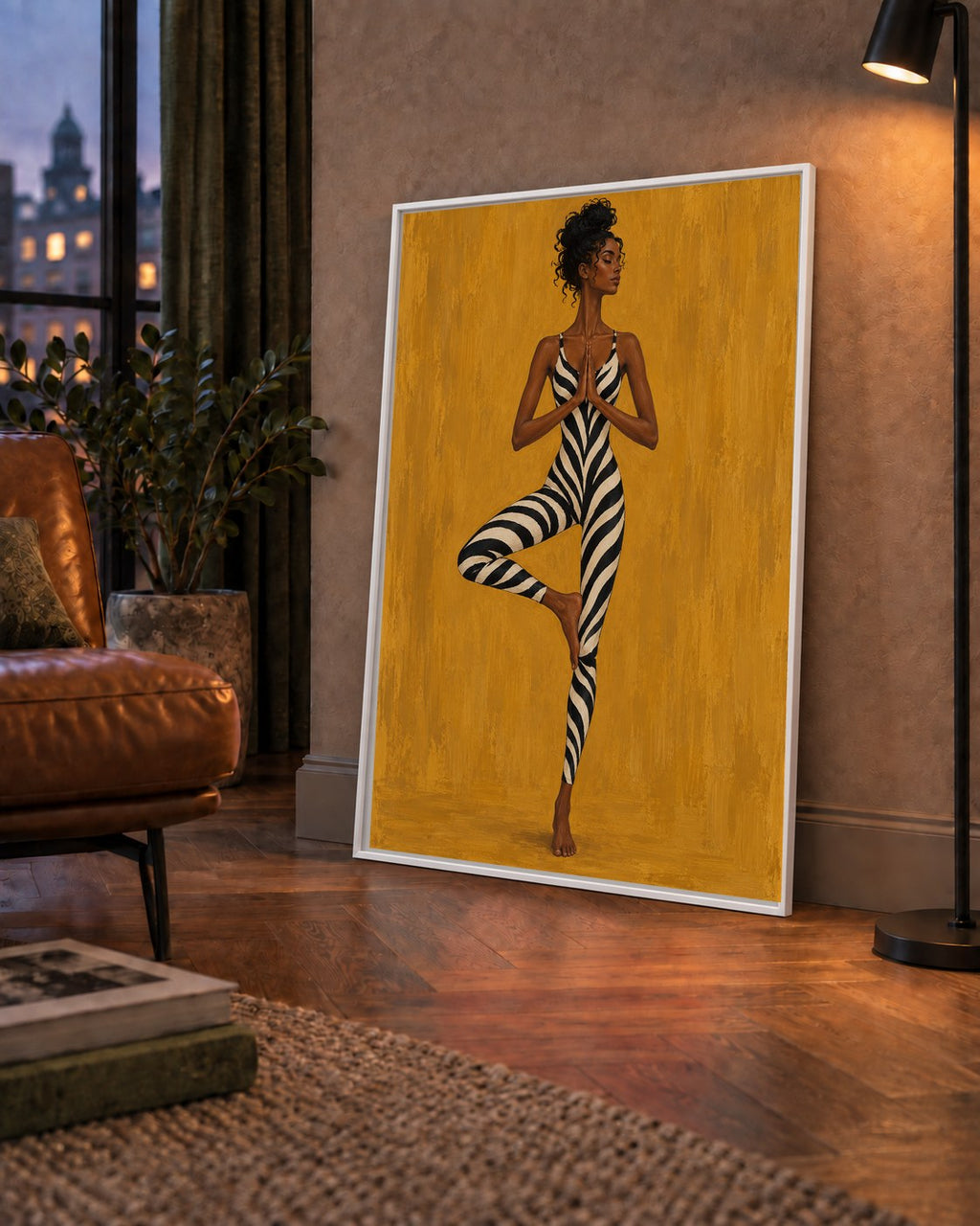 Hardal Sarısı Zebra Desenli Ağaç Pozu Yoga Poster — çerçeveli hâliyle bir ev duvarında